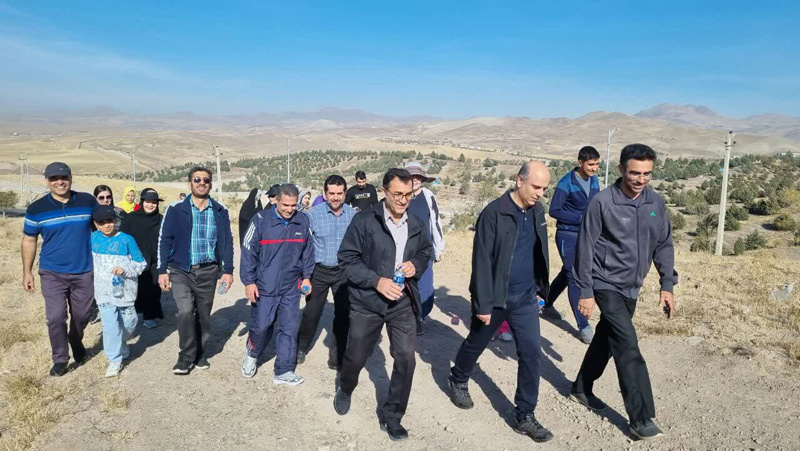 همایش پیاده روی خانوادگی دانشگاه جامع علمی کاربردی استان قزوین به مناسبت سی و دومین سالروز تاسیس دانشگاه برگزار شد