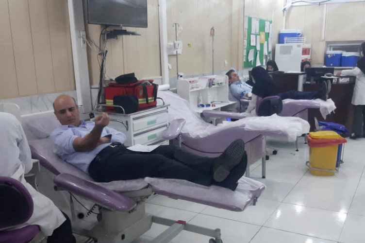 رئیس و کارکنان دانشگاه جامع علمی کاربردی استان قزوین به بیماران نیازمند خون اهدا کردند