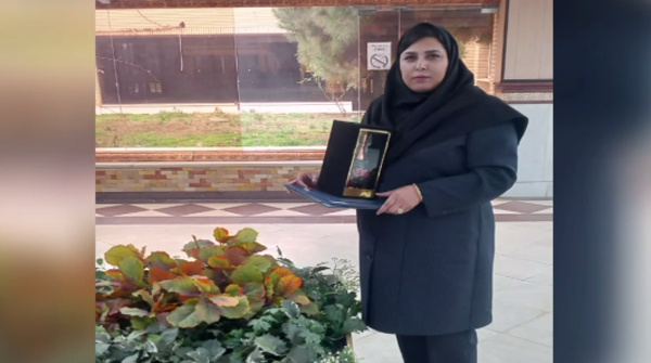 از دانشجوی دانشگاه جامع علمی کاربردی استان قزوین به عنوان اشتغالآفرین نمونه رشته پرورش زنبور عسل تجلیل شد